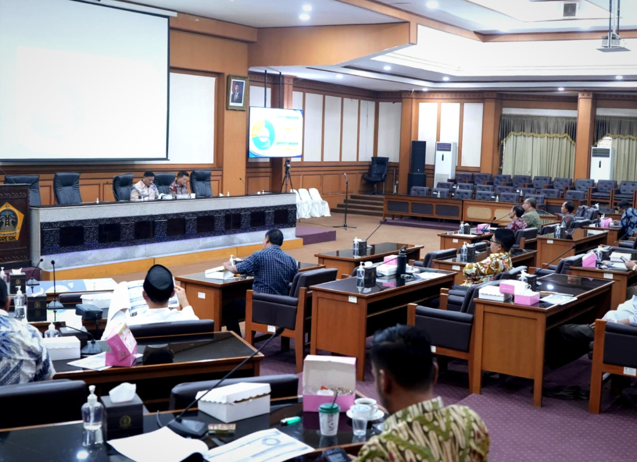 Suasana rapat Banggar DPRD Gresik dan TAPD membahas hasil evaluasi Gubernur Jawa Timur Tentang PAPBD Tahun 2026. (Foto: DPRD Gresik for jatimnow.com)