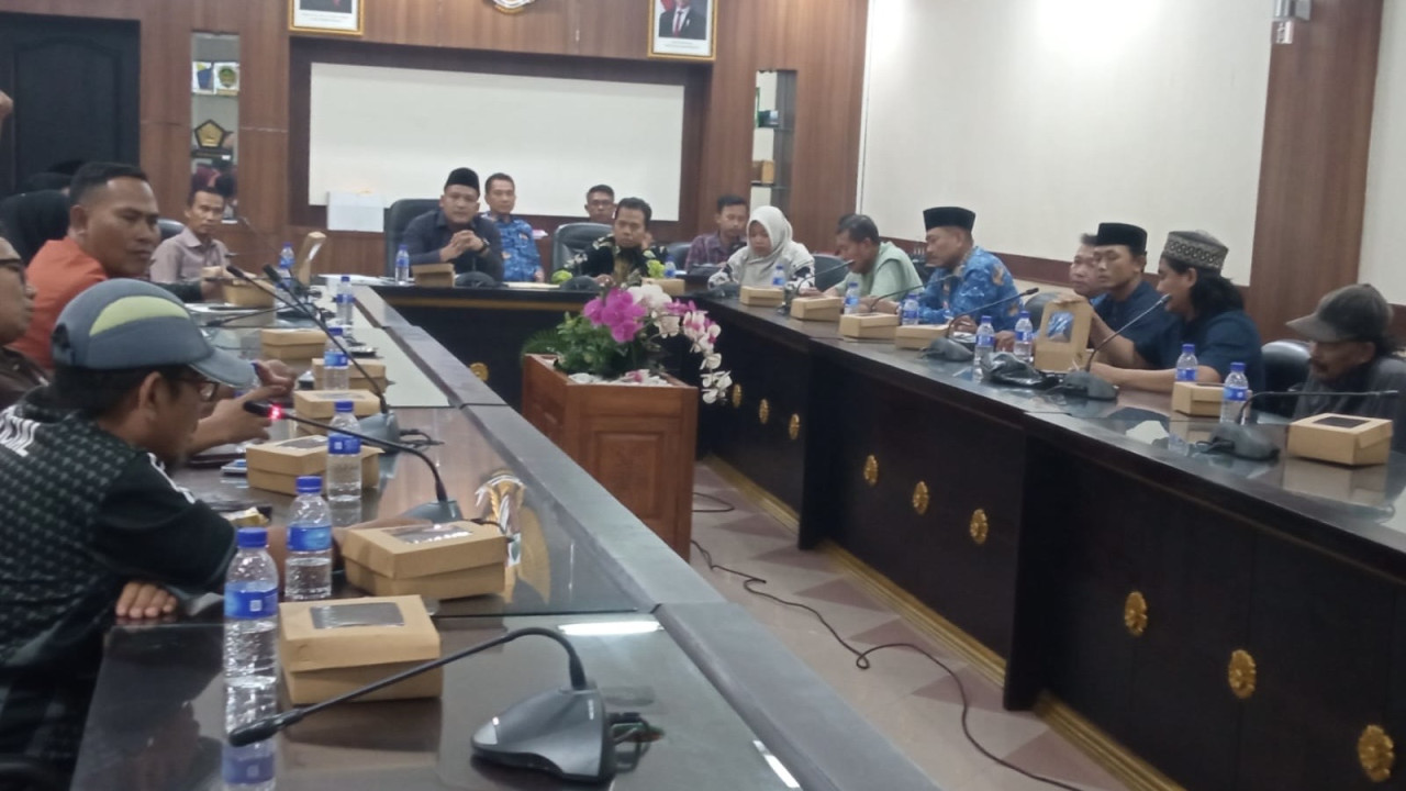 Isu Pembangunan Alun-Alun Puger, PKL dan Pegiat Sepak Bola Ngadu ke DPRD Jember