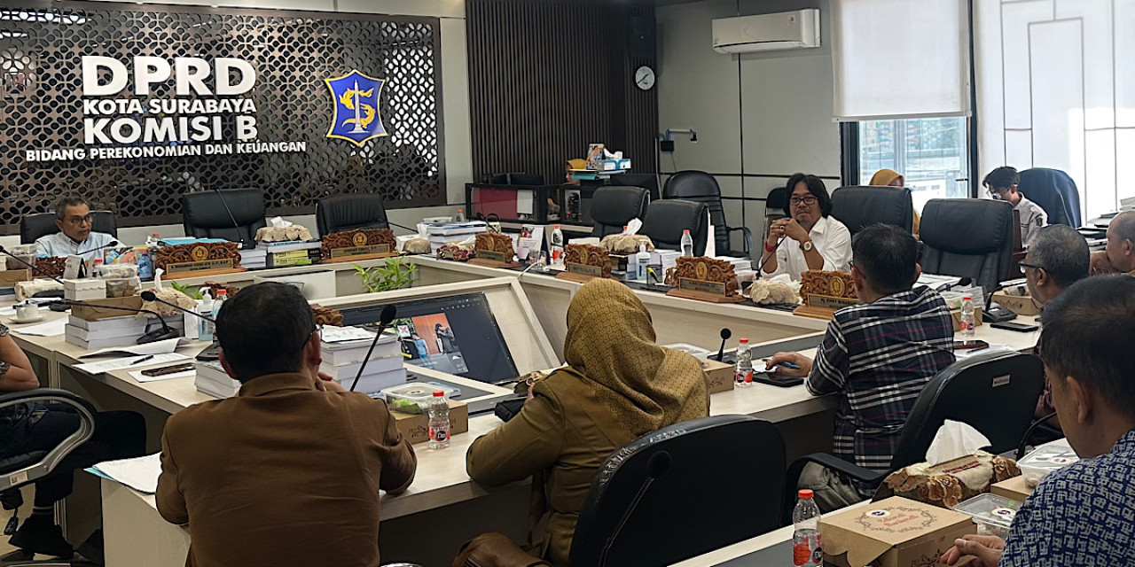 Hearing bersama perwakilan warga di ruang Komisi B DPRD Surabaya. (Fatkur Rizki/jatimnow.com).