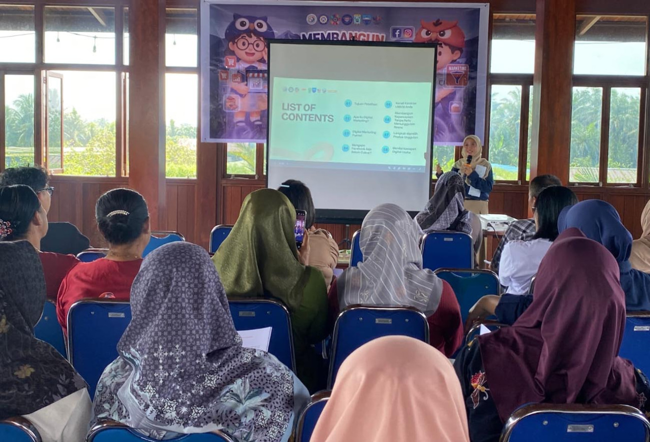 Mahasiswa Tim Ekspedisi Patriot Unair membekali UMKM kawasan transmigrasi Prafi Manokwari strategi digital marketing agar tembus pasar nasional. (Foto/jatimnow.com)