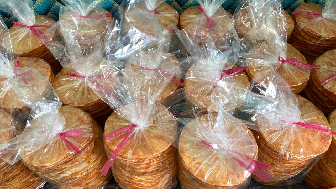 Emping yang telah melalui berbagai tahapan produksi dikumpulkan dan dikemas sebelum dipasarkan. Aktivitas tersebut menjadi bagian dari rantai produksi yang menghubungkan para pembuat emping dari berbagai rumah dengan pengepul. (Foto: Yanuar Dedy/jatimnow.com)