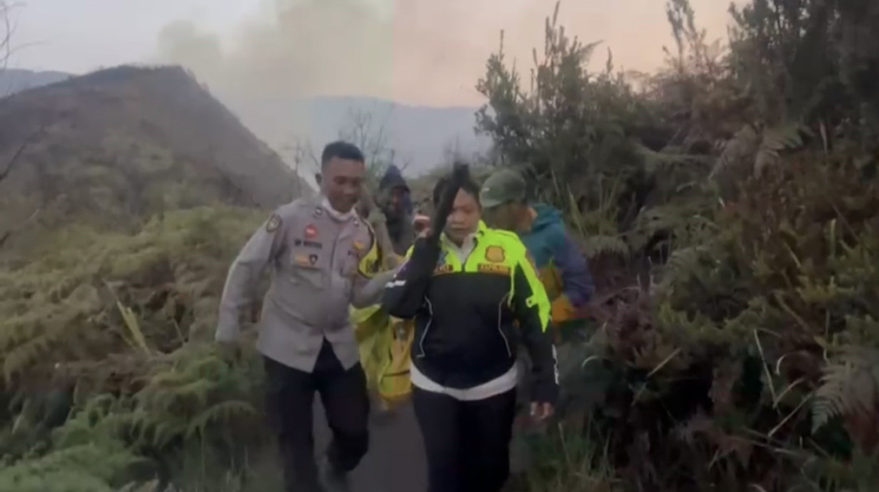 Petugas mengevakuasi korban karhutla di Probolinggo. (Foto: Ide Farid/jatimnow.com)