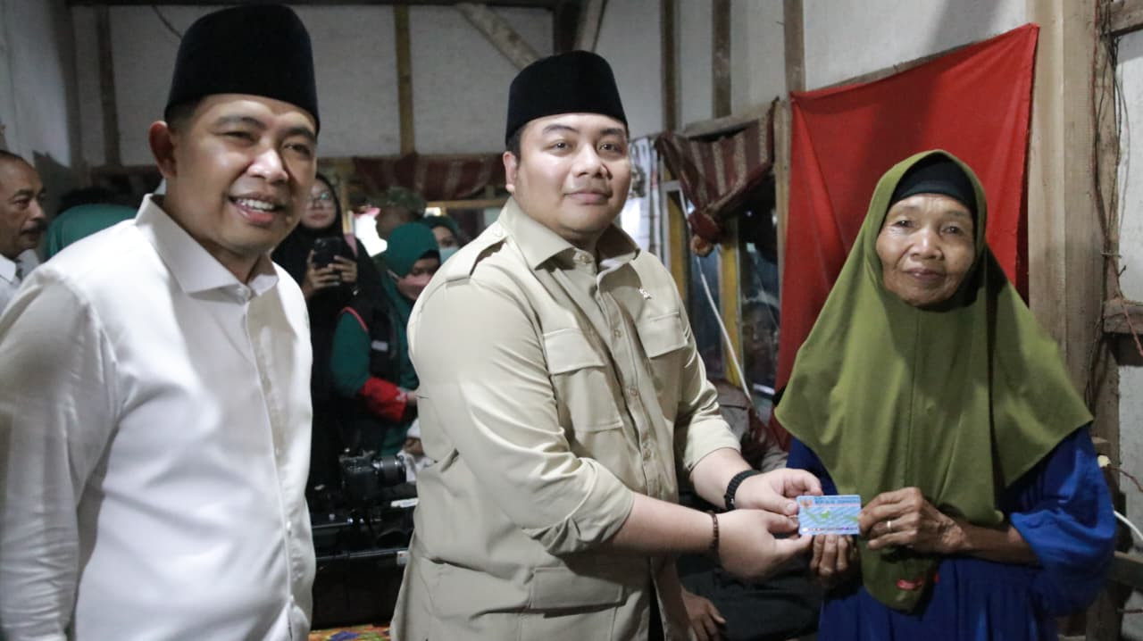 Bupati Jember Gus Fawait dan Kawendra saat kunjungi warga yang sakit (Foto: Diskominfo for jatimnow.com)