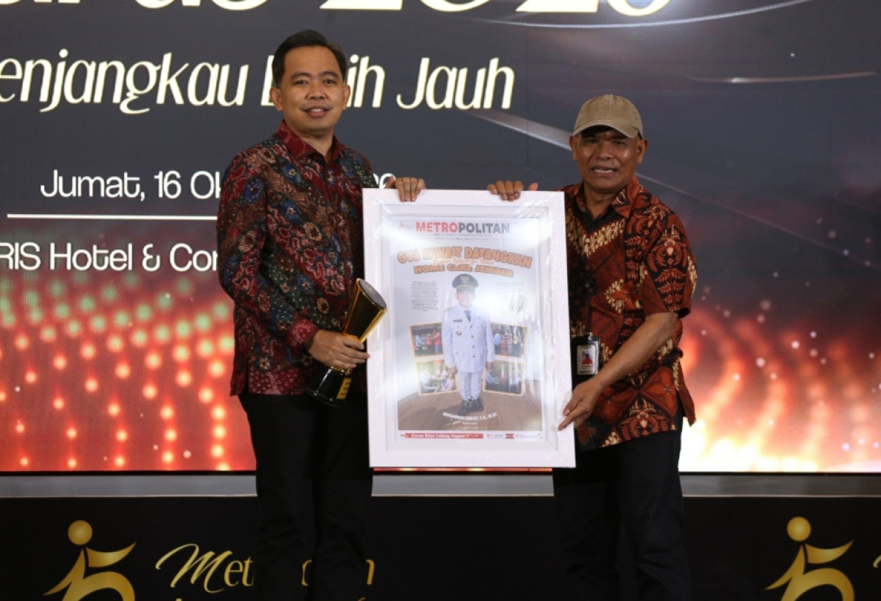 Bupati Jember Gus Fawait saat menerima penghargaan. (Foto: Sugianto)