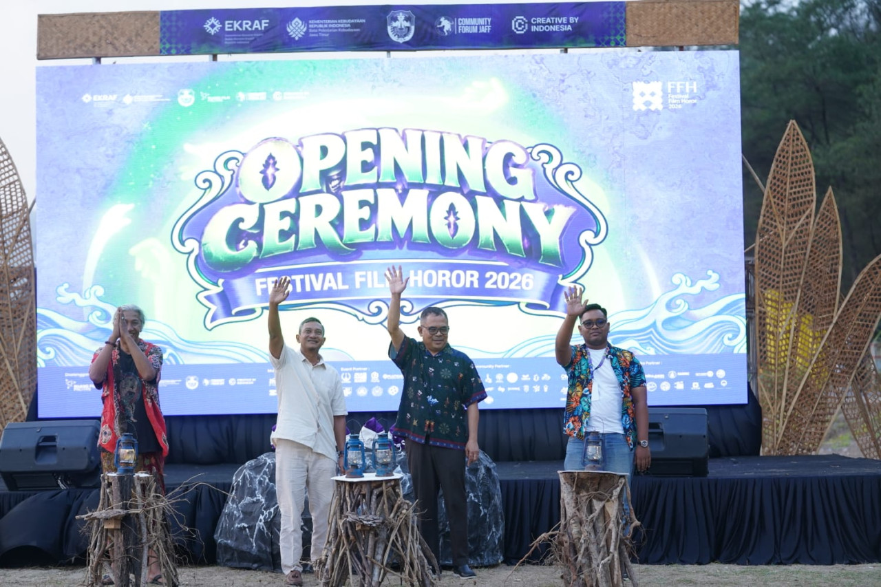 Bupati Pacitan Indrata Nur Bayuaji (kemeja putih) bersama sineas senior sekaligus perwakilan Festival Board, Garin Nugroho (kemeja biru bermotif bunga), saat membuka Festival Film Horor 2026 di Pantai Pancer Door. (Foto: Prokopim Pemkab Pacitan for jatimn