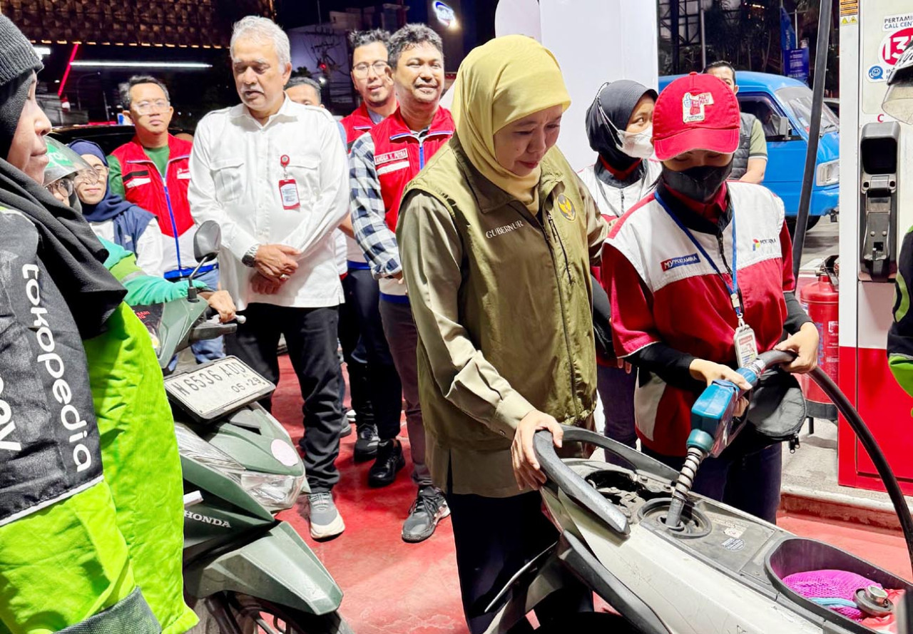 Gubernur Jawa Timur, Khofifah Indarparawansa meninjau operasional SPBU 54.651.73 Ciliwung, Kota Malang, pada Sabtu (17/10/2026) malam. (Foto: Pertamina for jatimnow.com)