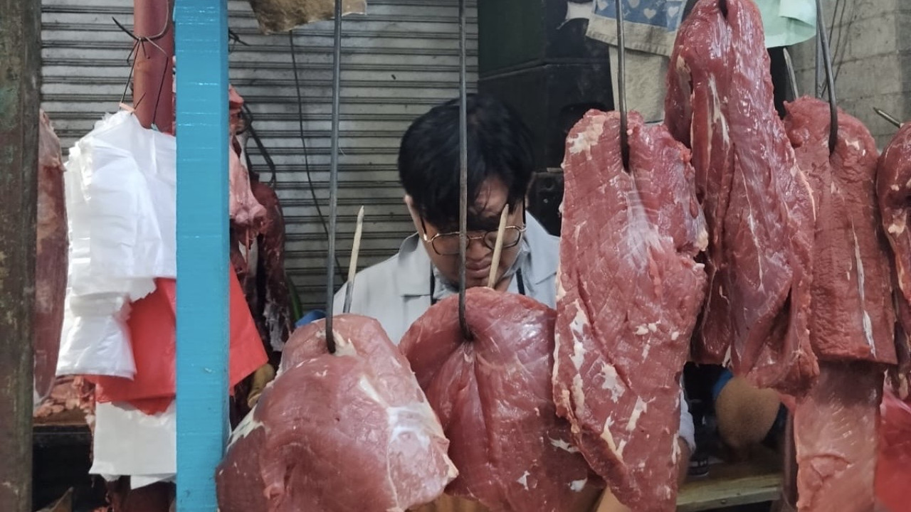 Penjual daging di Pasar Tambahrejo Surabaya.(Foto: Pemkot Surabaya/jatimnow.com)