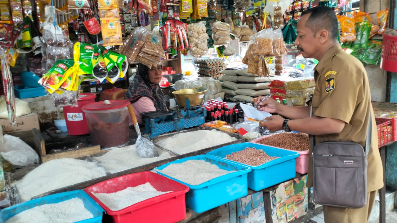 Ilustrasi petugas mendata harga sembako di pasar tradisional Kota Kediri. (Foto: Pemkot Kediri/jatimnow.com)