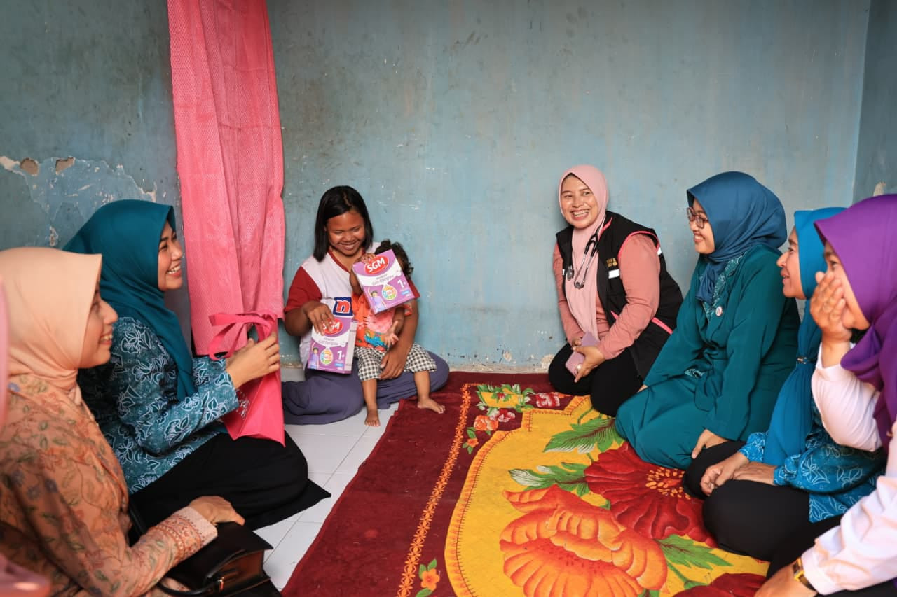 Ketua TP-PKK Kabupaten Jember, Ning Ghyta Eka Puspita, turun langsung mendampingi pelaksanaan layanan kesehatan kunjungan rumah (homecare). (Foto: Diskominfo Jember/jatimnow.com)
