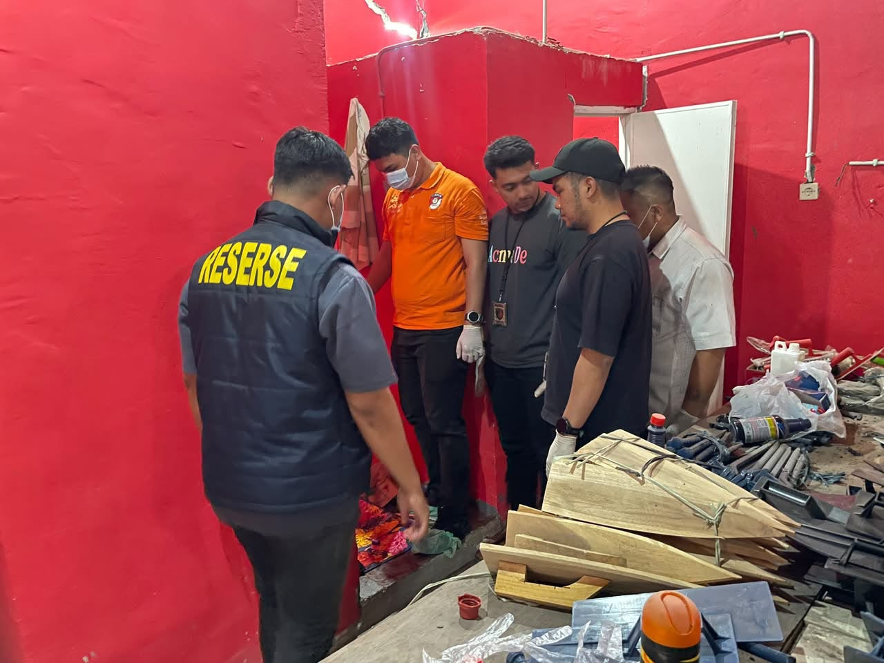 Polisi saat melakukan olah TKP (foto: Polres Gresik for jatimnow.com)