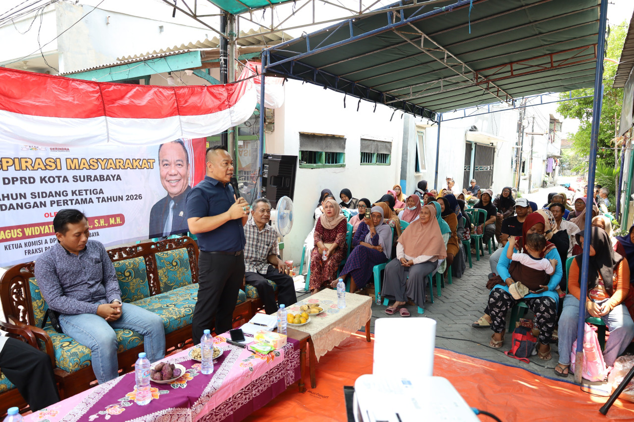 Yona Bagus Widyatmoko saat reses di Kecamatan Lontar Surabaya (foto: Yona for jatimnow.com)
