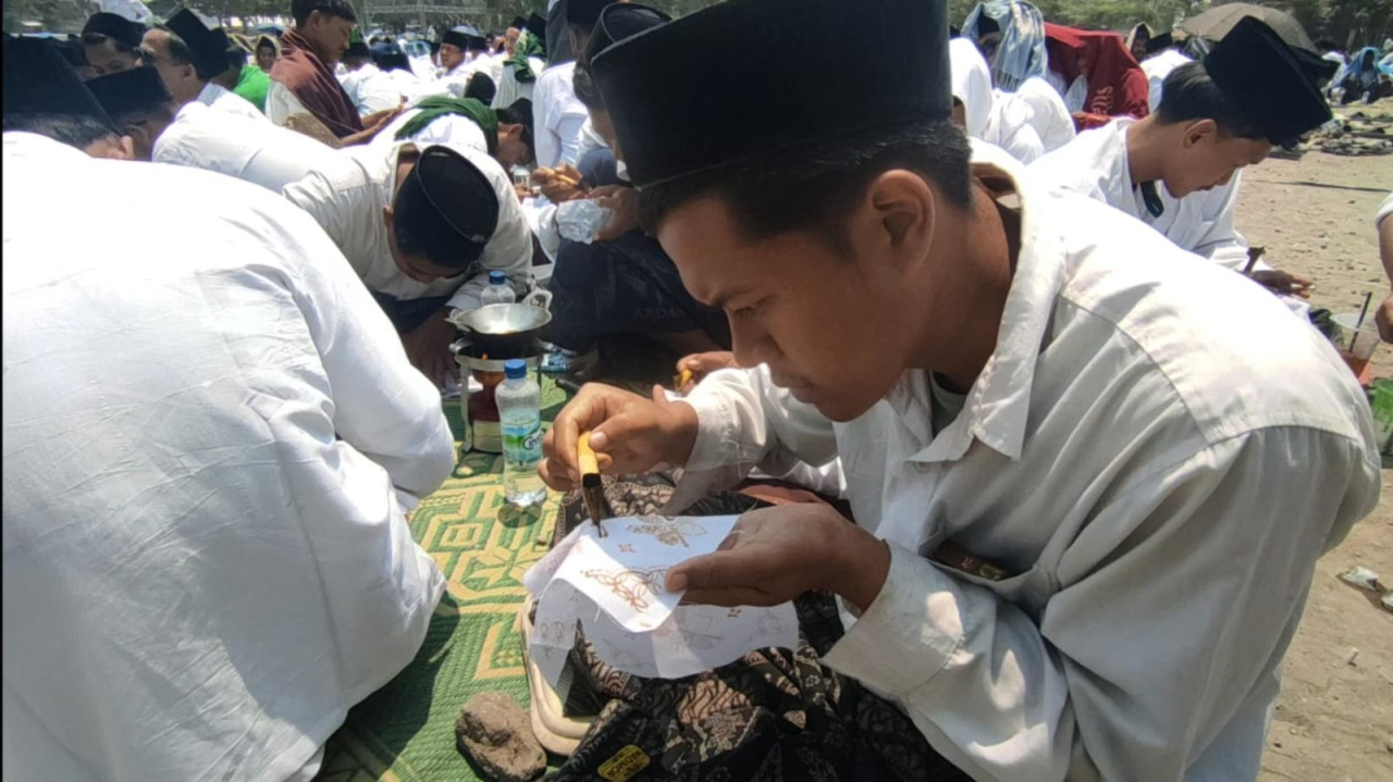Membatik Massal, Ribuan Santri Ponpes Lirboyo Kediri Catatkan Rekor MURI