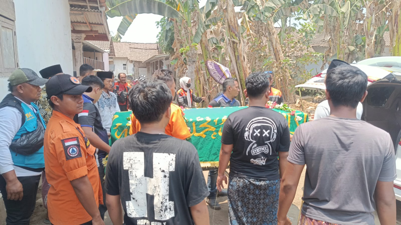 Jenazah korban KMP Virgo Transport 8 asal Jember saat akan dimakamkan. (Foto: Humas BPBD Jember for jatimnow.com)