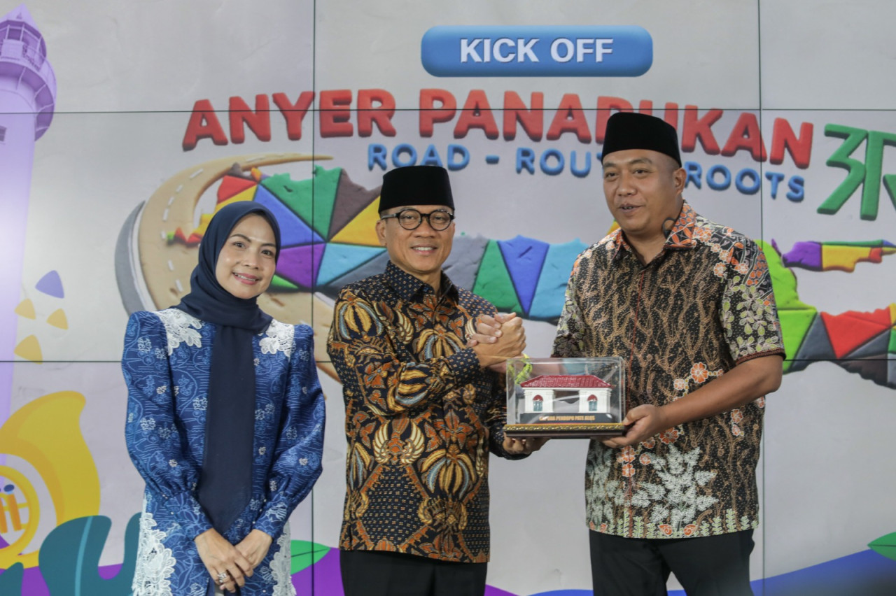Bupati Rio (kanan) dalam peluncuran pembukaan jalan Anyer - Panarukan bersama Mendes PDTT (foto: Kominfo Situbondo for jatimnow.com)