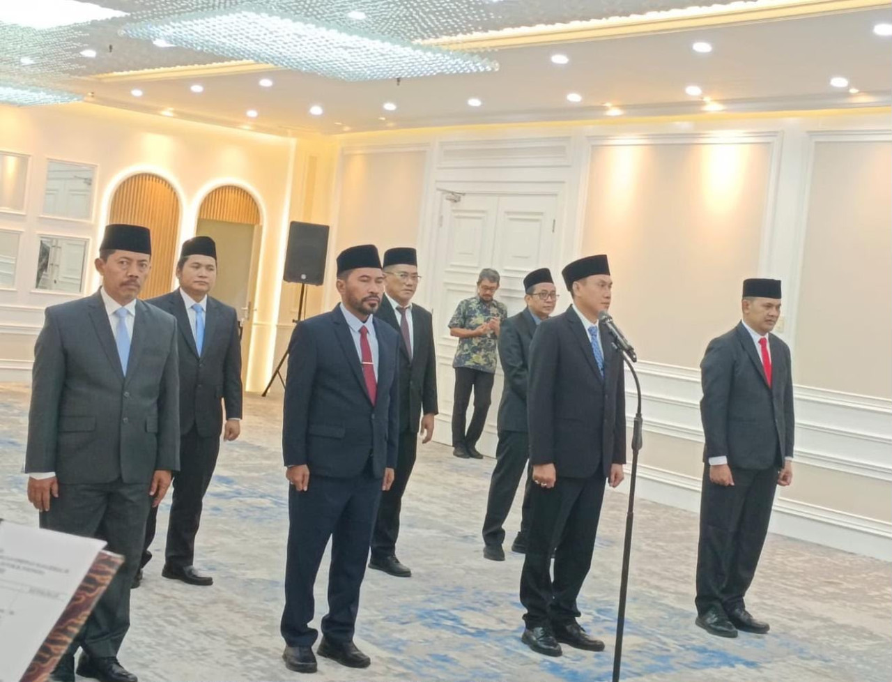 Prof Masdar Hilmy (kiri) ditunjuk sebagai Rektor UINSA Surabaya (foto: Whatsapp Group)