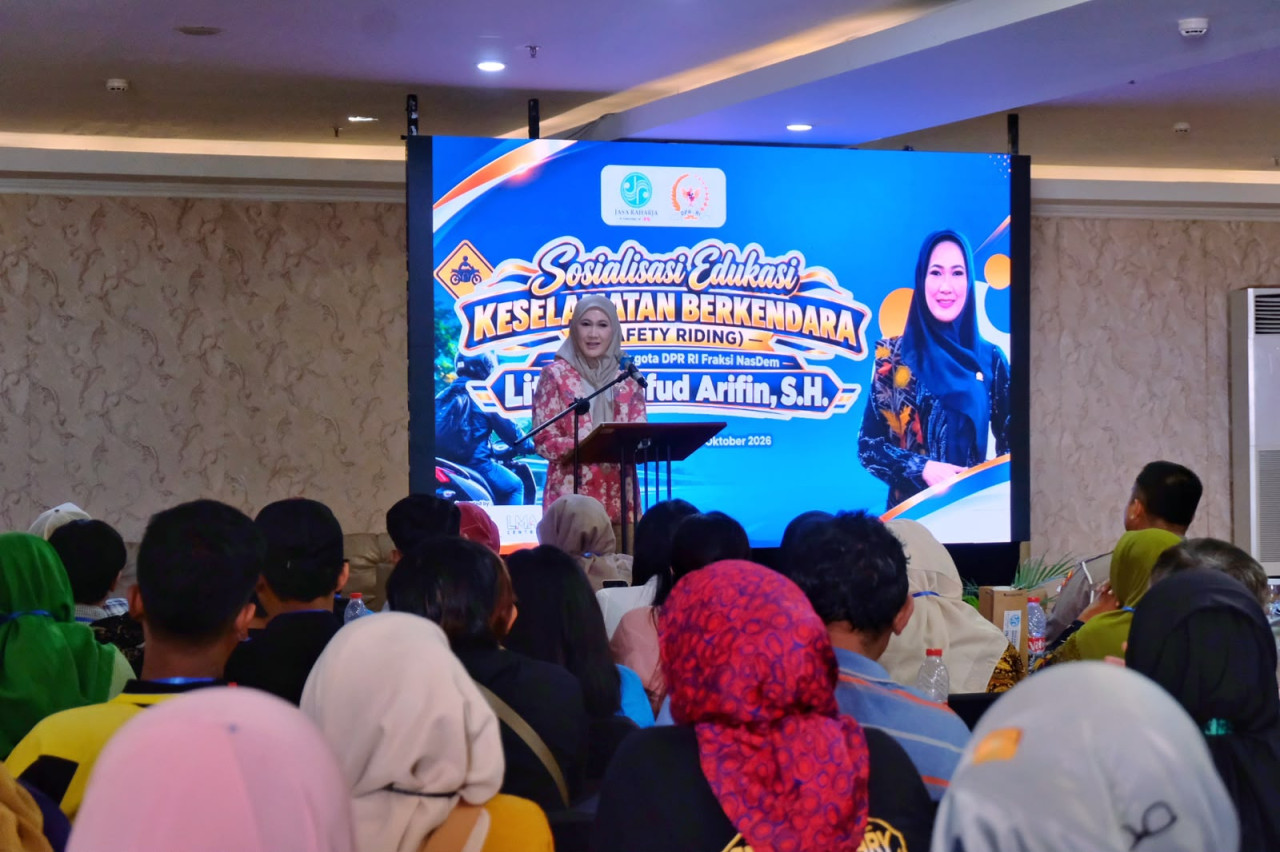 Edukasi sekaligus sambutan Lita Machfud Arifin kepada para ojol dan pengendara jalan (foto: Tim LMA for jatimnow.com)