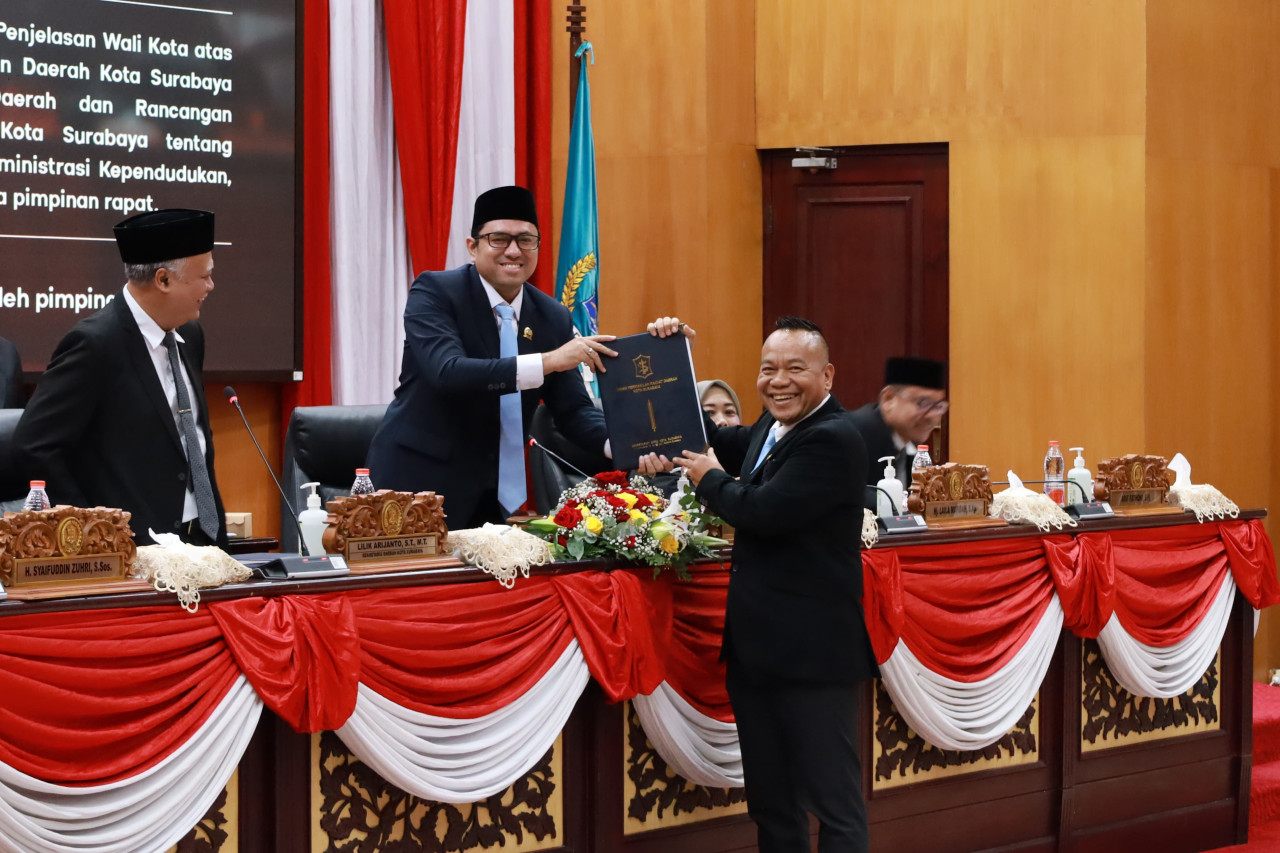 Yona Bagus (kanan) menyerahkan rekomendasi persetujuan Fraksi Gerindra soal Perda Pengelolaan Air Limbah Domestik kepada Wakil Ketua DPRD Surabaya Bahtiyar Rifai saat Rapat Paripurna (foto: Ni'am Kurniawan/jatimnow.com)