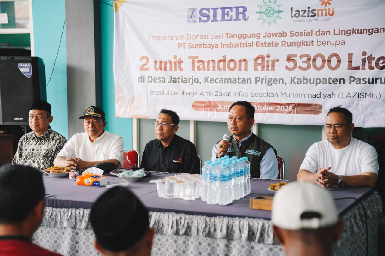 Seremonial penyerahan bantuan air kepada warga korban Gunung Arjuno (foto: SIER for jatimnow.com)