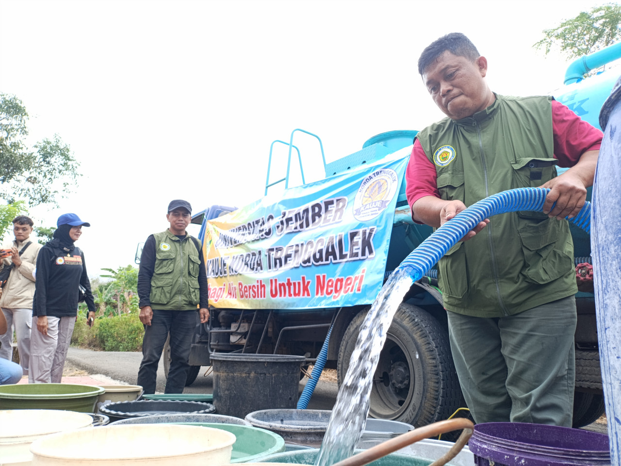 Bantuan air bersih dari KAUJE Korda Trenggalek untuk warga. (Foto: Bramanta/jatimnow.com)
