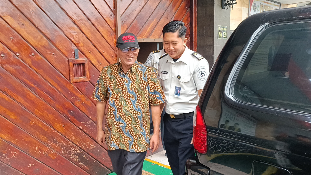 Mantan Bupati Tulungagung, Syahri Mulyo saat keluar dari Lapas. (Foto: Bramanta/jatimnow.com)