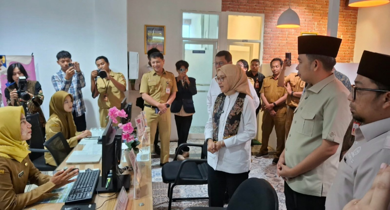 Kunjungan MenPAN-RB Rini Widyantini Puji ke DPM-PTSP Jember (Foto: Zicha for jatimnow.com)