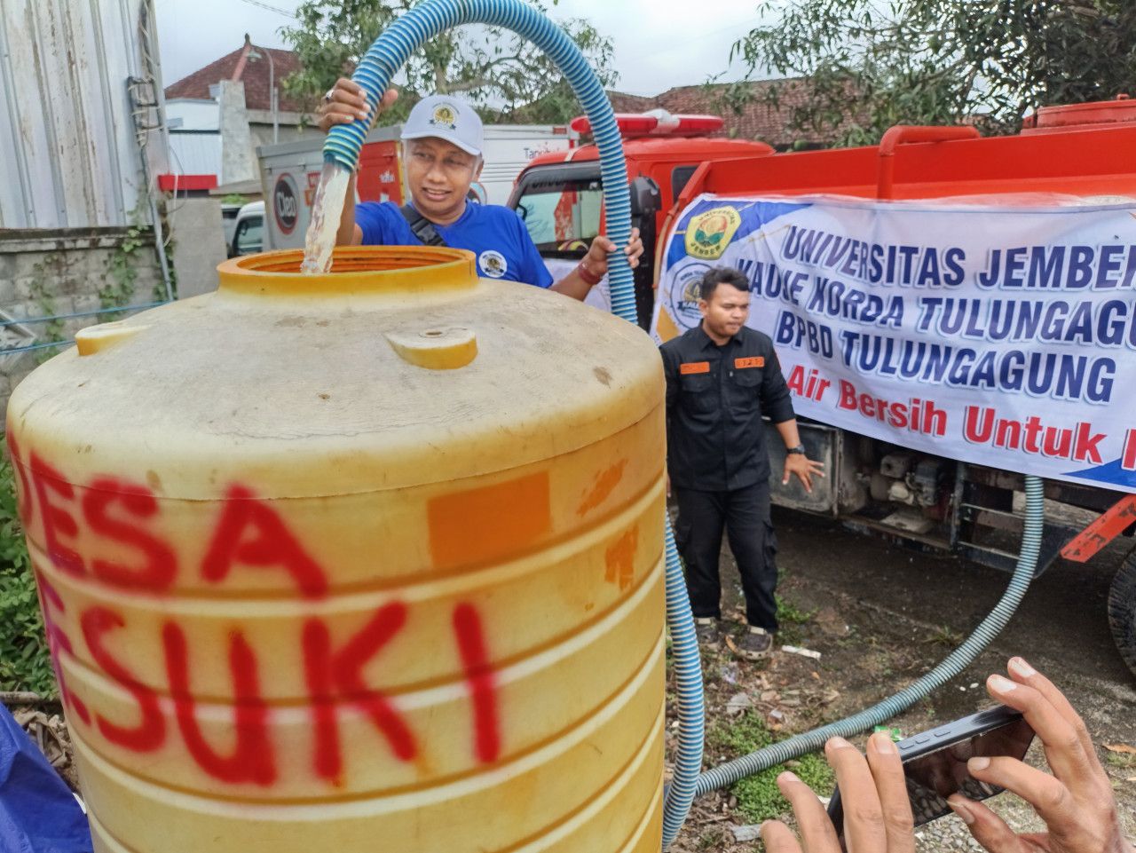 KAUJE Korda Tulungagung saat menyalurkan bantuan air bersih. (Foto: Bramanta/jatimnow.com)