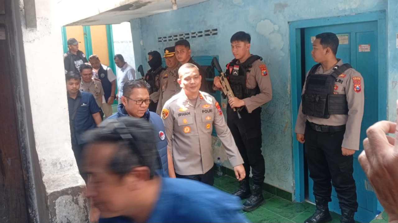 Aparat gabungan menyisir sejumlah rumah di gang-gang sempit kawasan kampung narkoba Jalan Kunti Surabaya. (Foto: Nur Alifan/jatimnow.com)