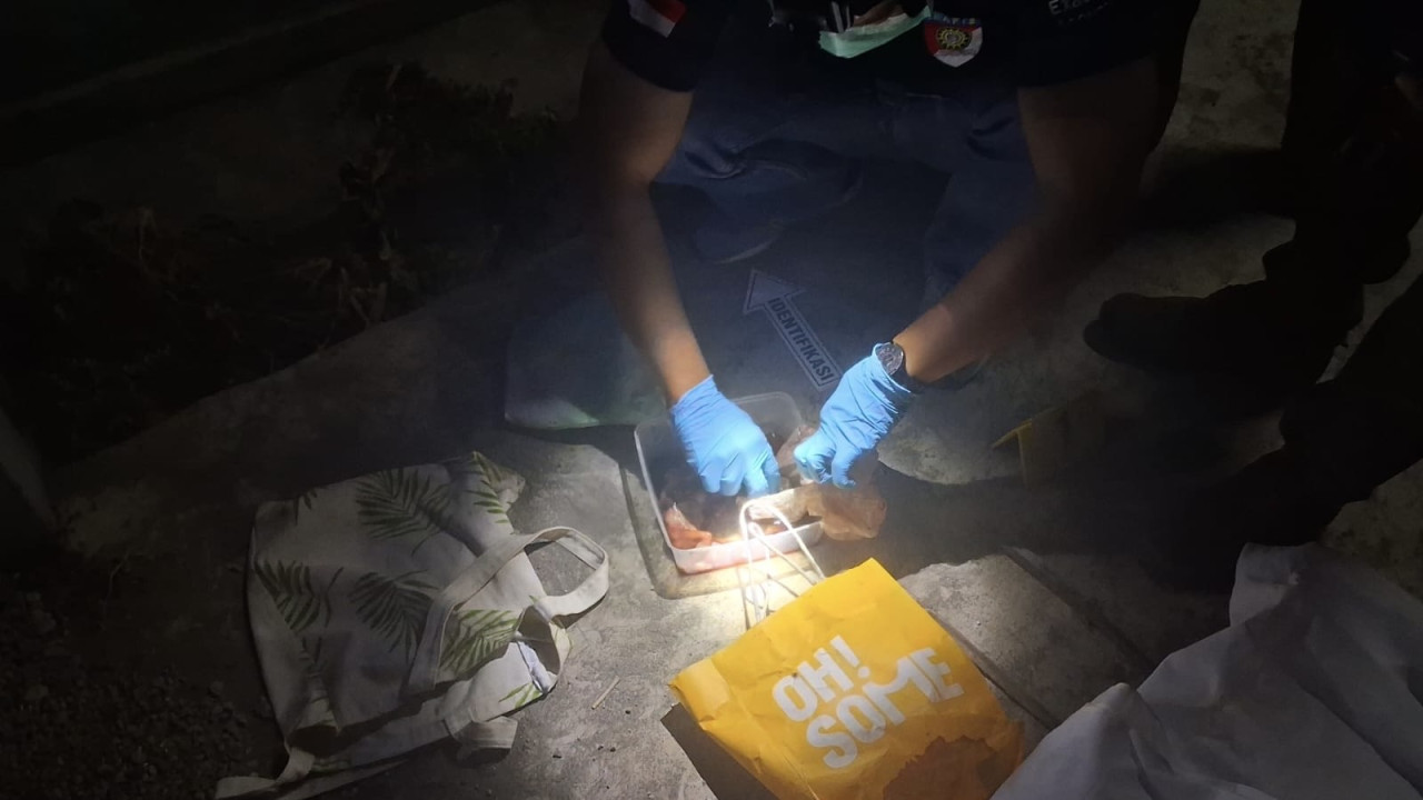 Polisi saat melakukan olah TKP penemuan janin di Bulupasar Kediri. (Foto: Polres Kediri/jatimnow.com)