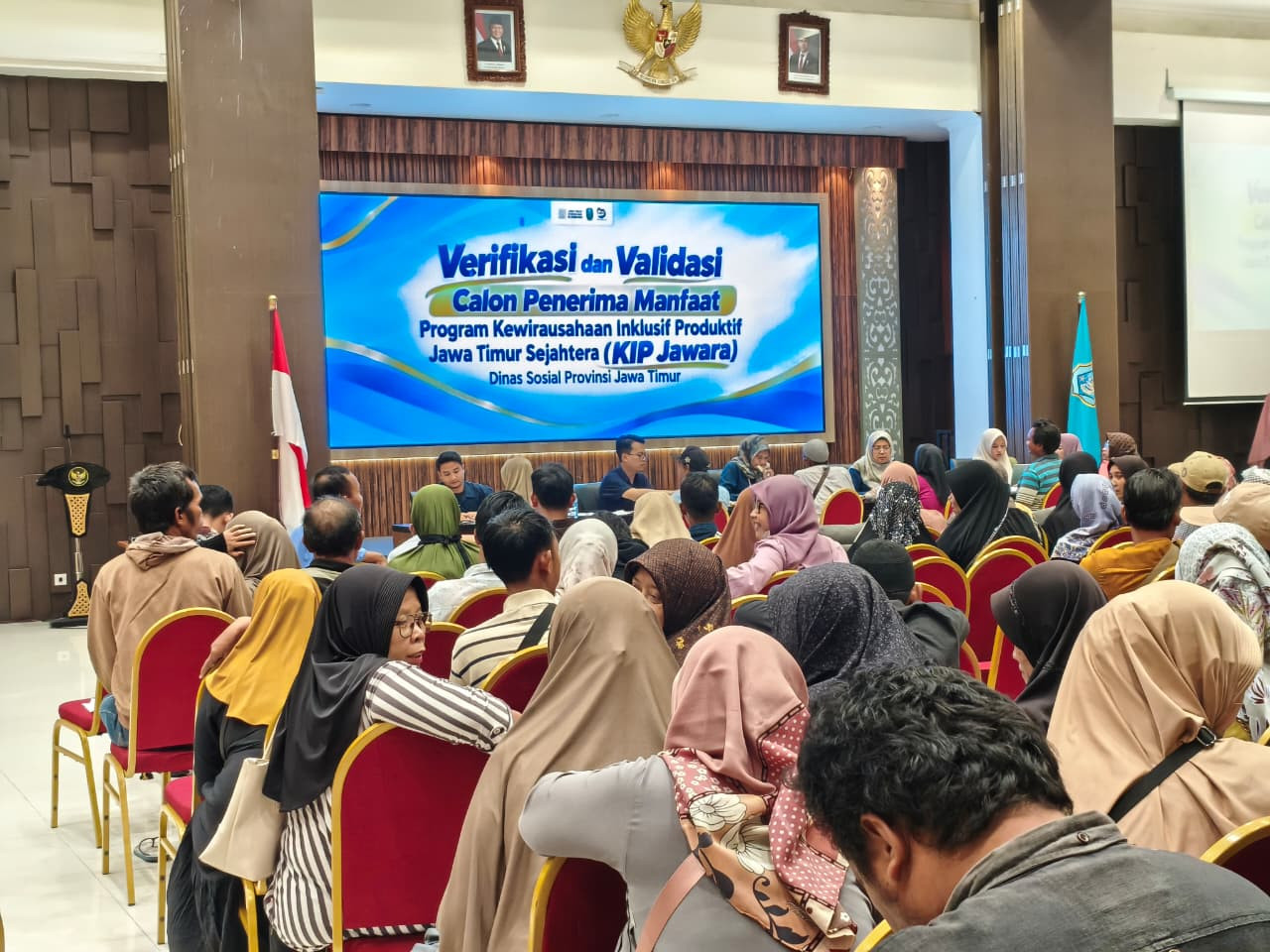 Ratusan Warga Lamongan Rela Antre Seharian Demi Dapat Bantuan Modal Usaha