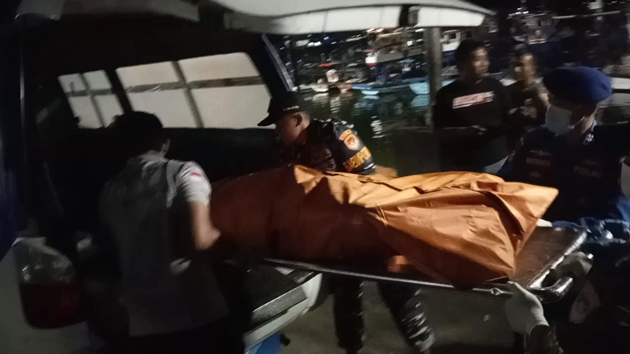 Polisi saat mengevakuasi jenazah korban. (Foto: Polres Tulungagung for jatimnow.com)