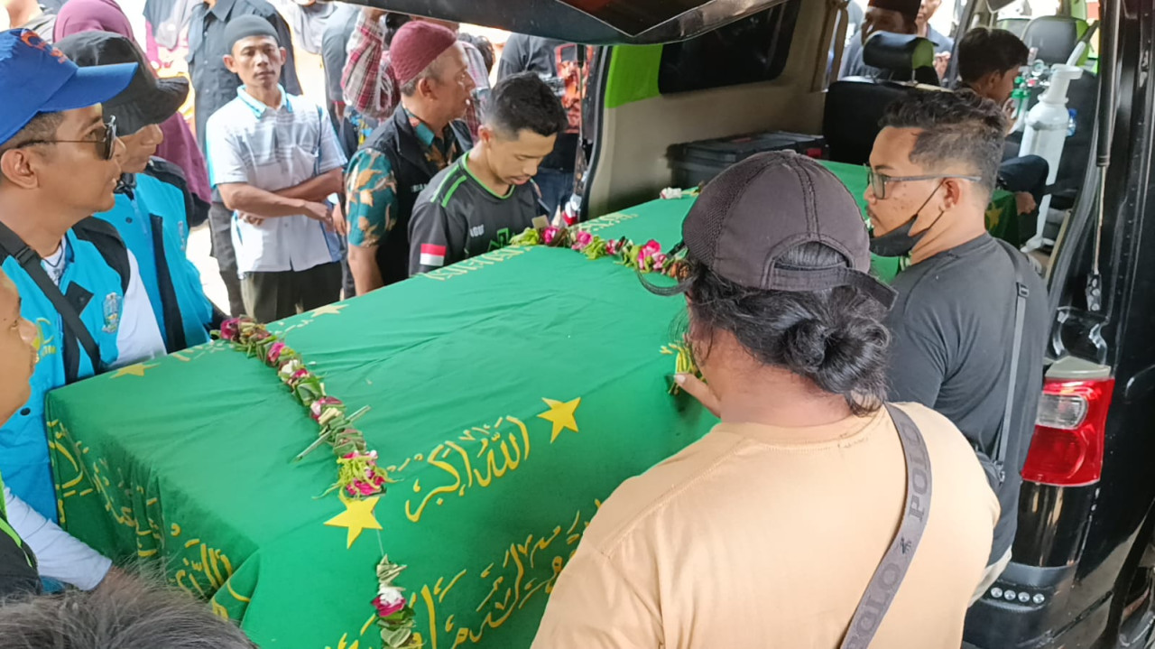 Jenazah korban KM Virgo Transport 8 asal Tulungagung saat hendak dimakamkan. (Foto: Bramanta/jatimnow.com)