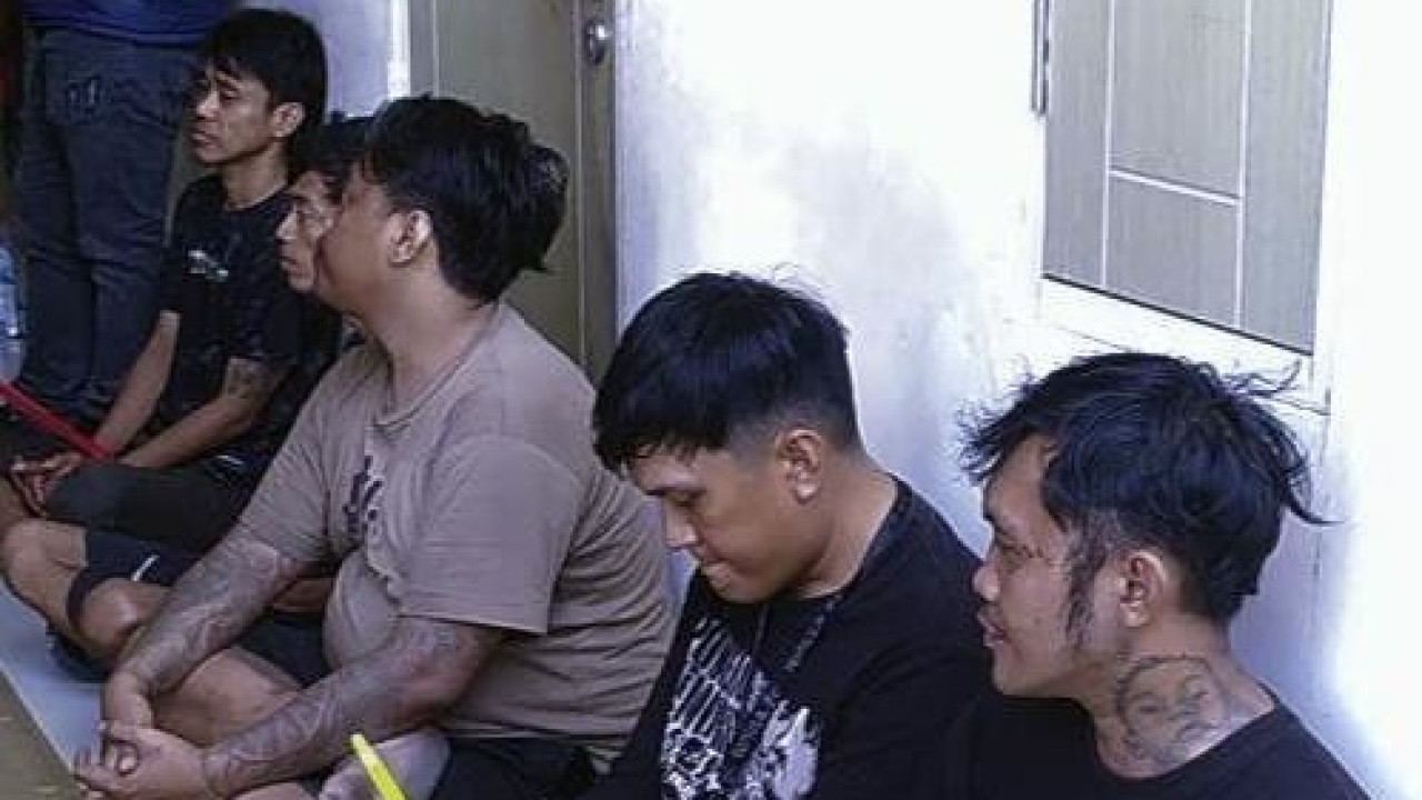 Ditresnarkoba Polda Jatim mengamankan lima orang yang terindikasi menggunakan narkotika setelah menjalani tes urine dalam operasi penindakan di kawasan Joyoboyo. (Foto: Polda Jatim/jatimnow.com)