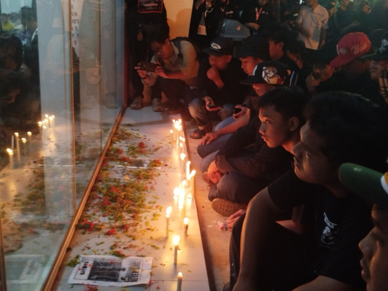 Ribuan warga Malang dan sekitarnya berdoa di Gate 13 Stadion Kanjuruhan, memperingati 4 tahun Tragedi Kanjuruhan (Foto: Aris/jatimnow.com)