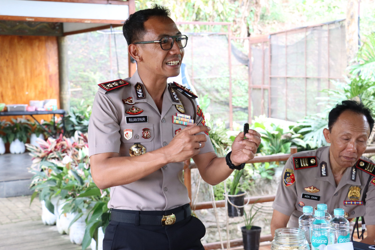 Kapolres Malang AKBP Rulian Syauri saat silaturahmi dengan warga Sukolilo, Wajak. (Foto: Humas Polres Malang/jatimnow.com)