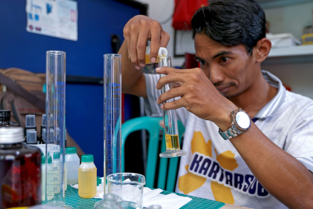 Pemuda Kedungdoro Surabaya meracik parfum (foto: Kominfo Surabaya for jatimnow.com)