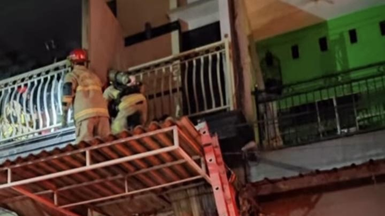 Evakuasi korban yang ditemukan meninggal dunia di lantai dua rumah setelah petugas berhasil memadamkan api. (Foto: DPKP for jatimnow.com)