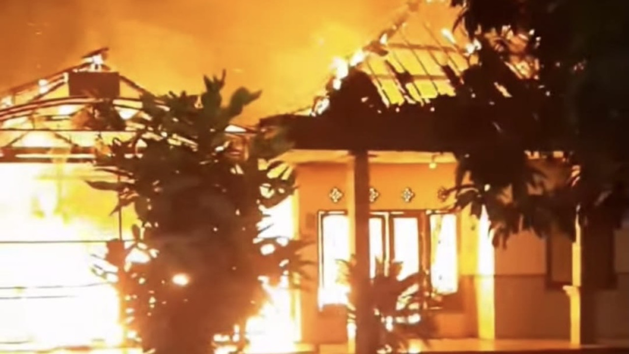 Sebuah rumah milik Wahyudi (42), warga Desa Nogosari, Kecamatan Rambipuji, Kabupaten Jember, ludes terbakar. (Foto: Sugianto/jatimnow.com)