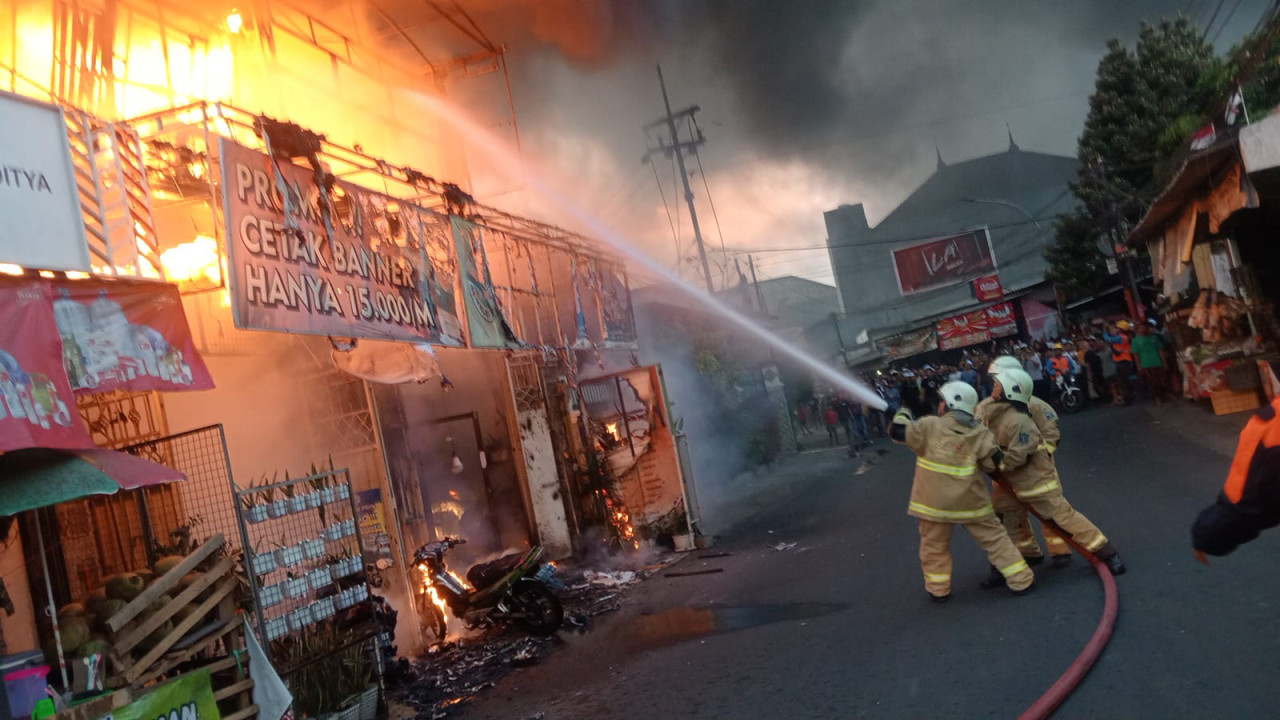 Percetakan di Kenjeran Surabaya Terbakar Saat Nyalakan AC, 16 Unit PMK Dikerahkan
