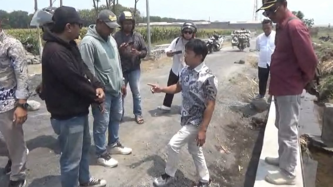 Komisi III DPRD Kota Probolinggo melakukan inspeksi mendadak (sidak) di lokasi proyek pelebaran Jalan Kerinci senilai Rp2,2 miliar. (Foto: Ide Farid/jatimnow.com)