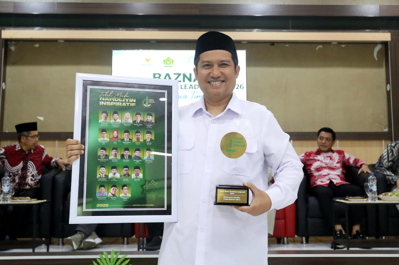 Ketua Badan Amil Zakat Nasional (BAZNAS) Jawa Timur, Mohammad Ghofirin, menerima penghargaan dari FJN. (Foto: Ali Masduki/jatimnow.com)