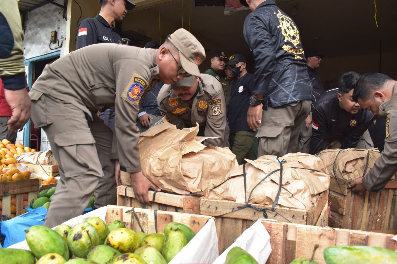 Satpol PP Surabaya Segel Tujuh Kios Buah di Tambak Mayor hingga Tanjungsari