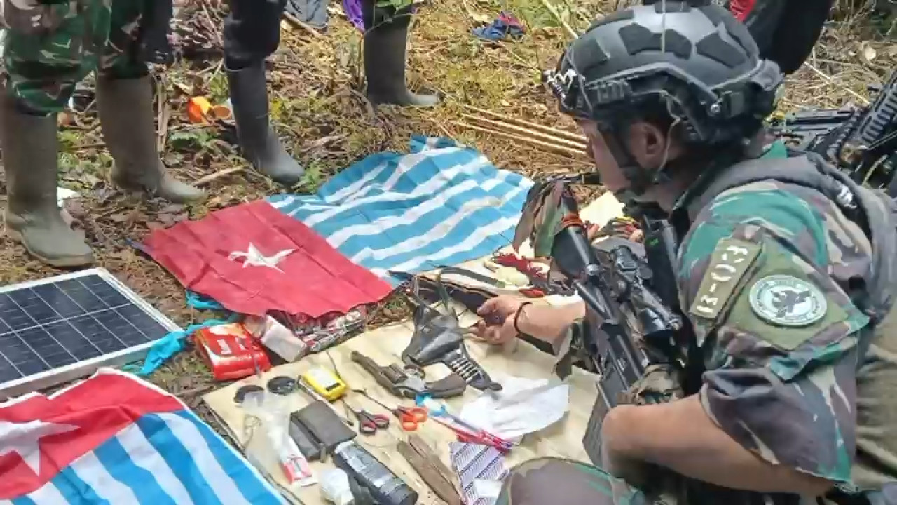 Di lokasi kejadian, prajurit menemukan sejumlah barang bukti milik kelompok OPM. (Foto: Dinas PeneranganTNI)