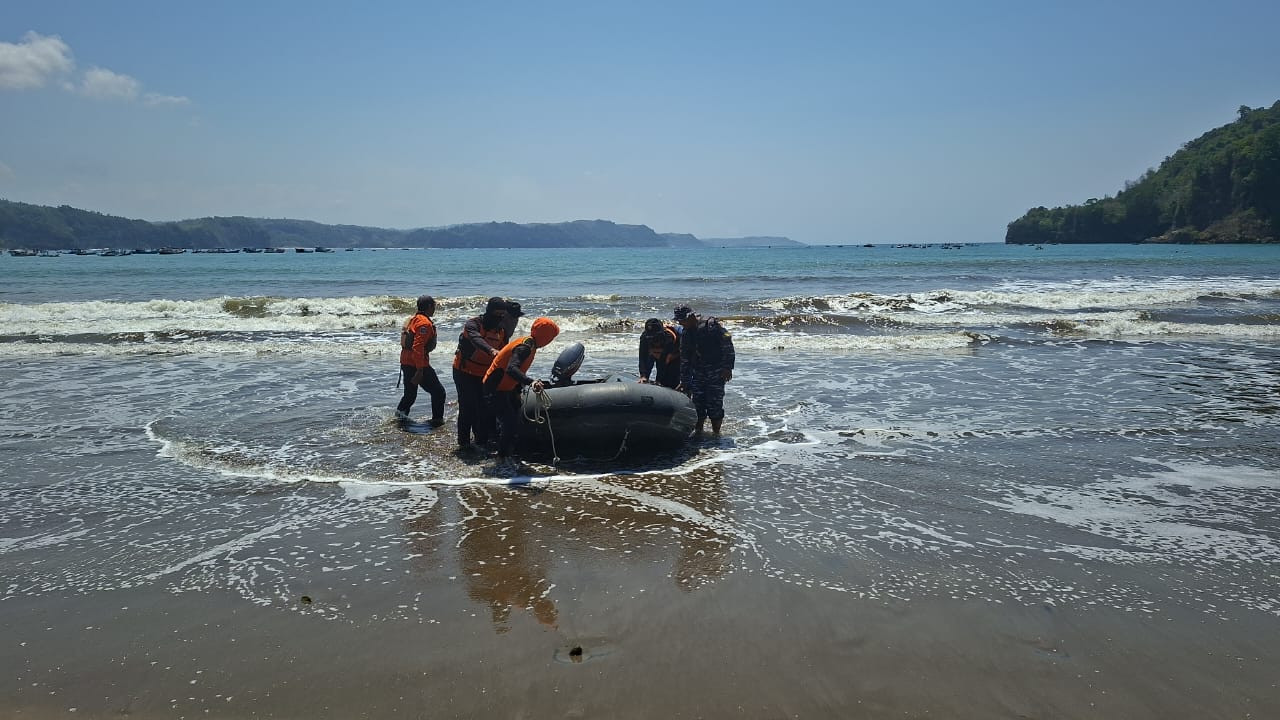 Pria di Tulungagung Hilang Tersapu Ombak Saat Mencari Gurita