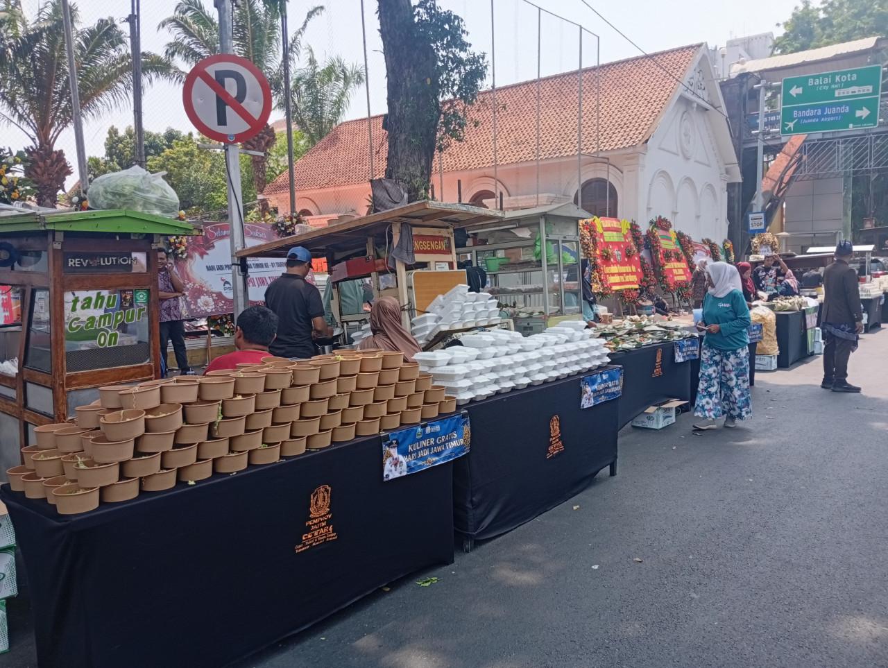 Salah satu stand kuliner gratis di Gedung Negara Grahadi. (Foto: Nur Alifan / jatimnow.com) Hragadi