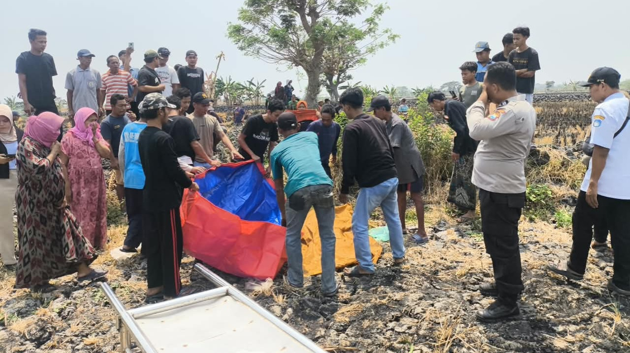 Evakuasi lansia tewas di sawah Desa Padangploso, Kecamatan Pucuk, Lamongan. (Foto: Humas Polres Lamongan for jatimnow.com)