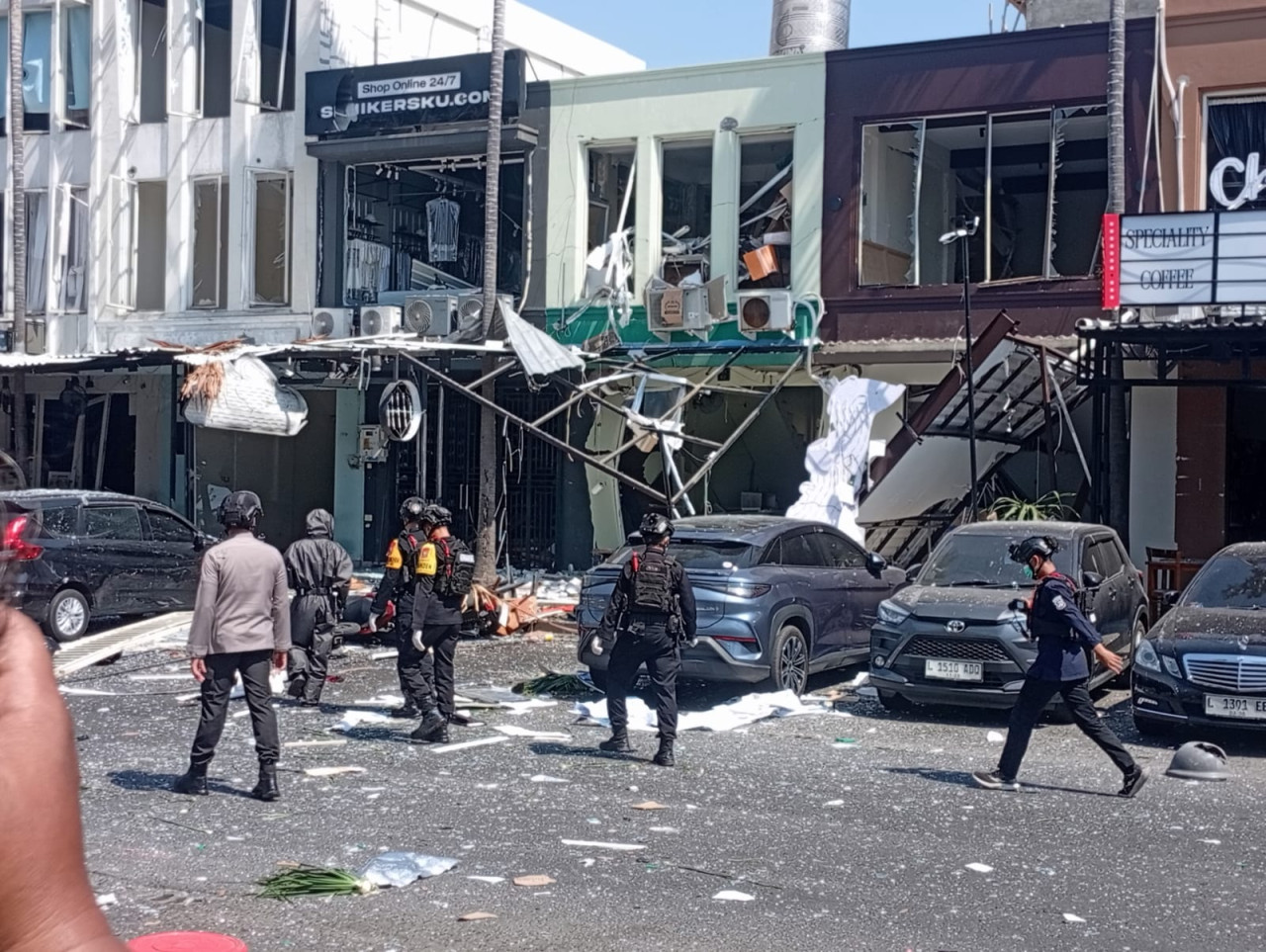 Dampak ledakan di perumahan San Antonio Surabaya. (Foto: Nur Ifansyah/jatimnow.com)