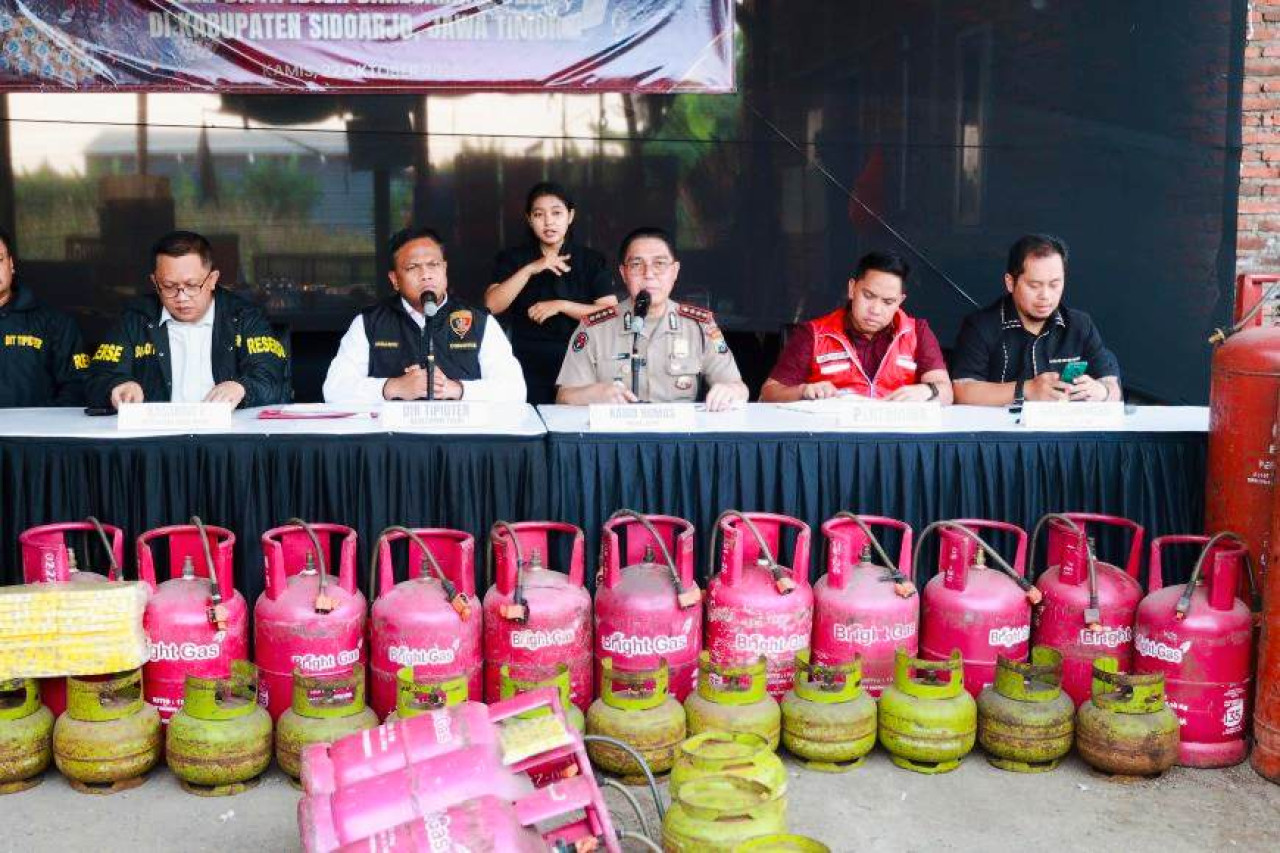 Polisi saat merilis ungkap kasus pengplosan LPG di Sidoarjo. (Foto: Polda Jatim)