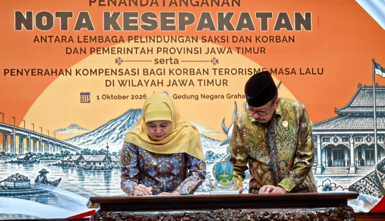 Ketua LPSK Achmadi dan Gubernur Jatim Khofifah Indar Parawansa, menandatangani nota kesepakatan di Gedung Negara Grahadi, Surabaya, Kamis (1/10/2026). (Foto: Ali Masduki/jatimnow.com)