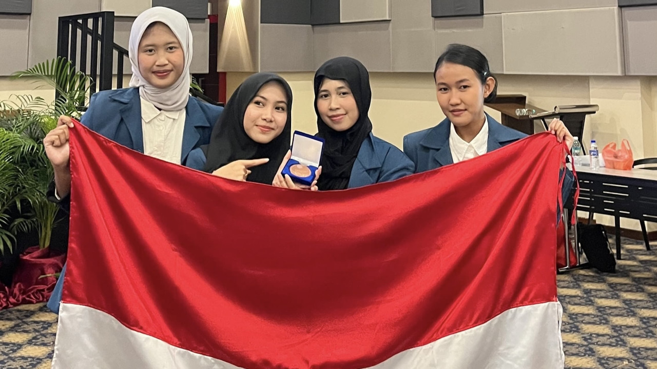 Mahasiswa UNAIR meraih bronze medal atau medali perunggu dalam MJIIX International Research and Innovation Competition (MJIIX IRIC) yang digelar di Kuala Lumpur, Malaysia. (dok. Pribadi).