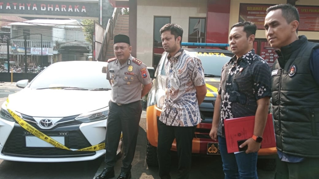Kapolres Jember menunjukkan mobil yang diduga digunakan dalam perampokan toko emas. (Foto: Sugianto/jatimnow.com).